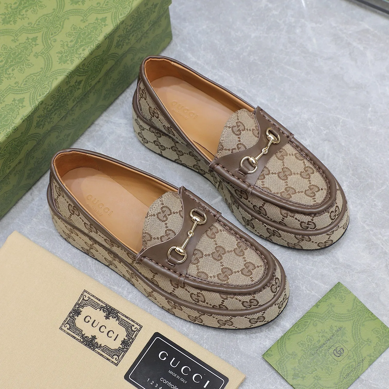 👟👟Ex-factory price 680👟👟 ⚡️The highest version 🔥🔥🔥💯💯💯 ⚡️2024 counter latest model ⚠️original replica ⚡️ Gucci’s latest popular wedge platform shoes - available simultaneously at counters Authentic European style, perfect on the feet💃💃When worn with this shoe, it is elegant and crystal clear. Regardless of the materials of the accessories, they are all customized 1:1. You must go to get the original version. The entire series is full of exciting and beautiful elements. ❶ Upper: cowhide/double G embroidered texture ❷ Inner lining: sheepskin ❸ Feet: sheepskin ❹Outsole: Imported from Italy ❺ Water platform height: 3.5CM in front and 5.5CM in back ❻Packaging: Original full set of packaging ❼Number of codes: 35-42 (40.41.42 customization is not returnable)